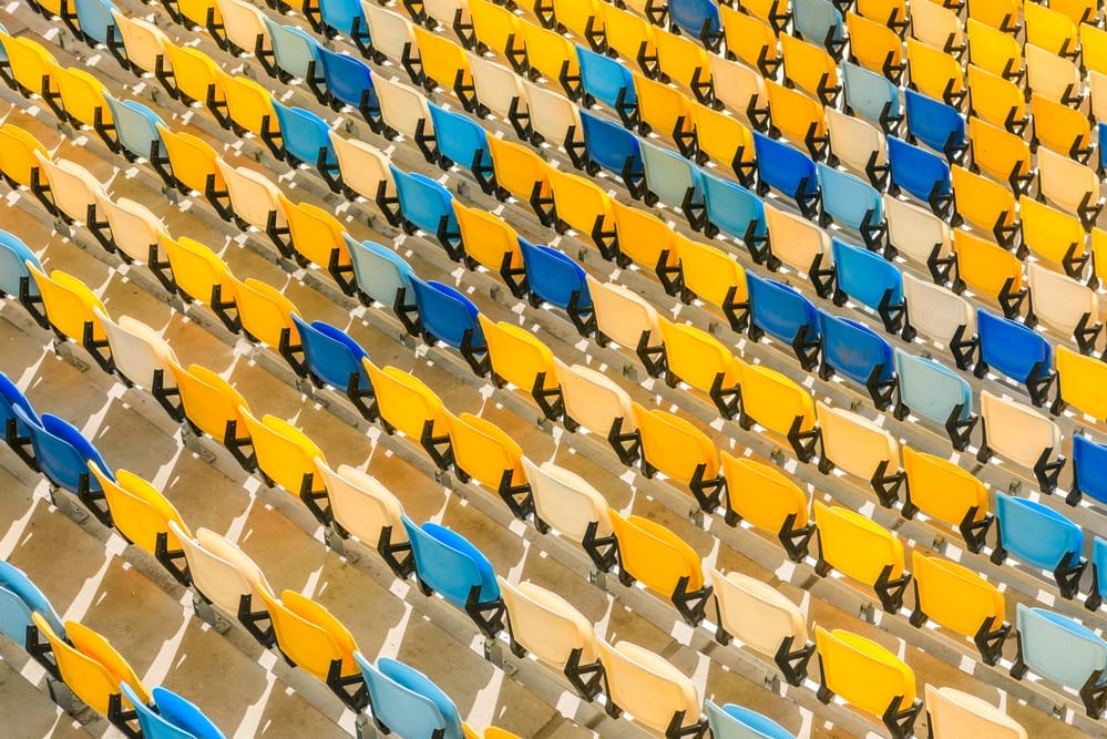 krzesełka na stadionie